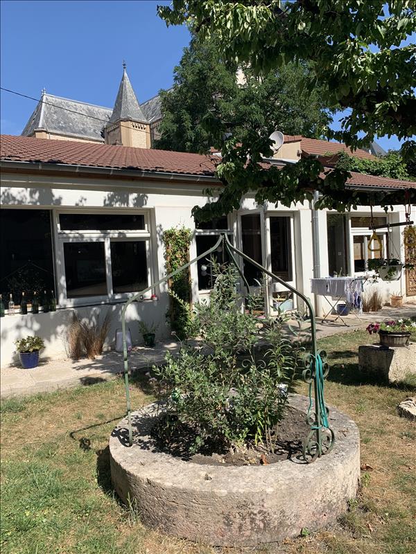 Maison atypique de plain pied en centre ville avec jardin