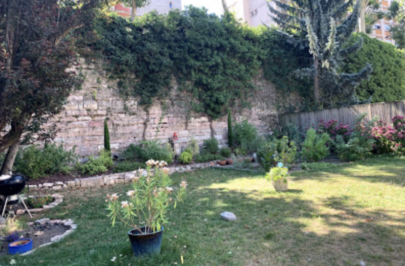 Maison atypique de plain pied en centre ville avec jardin