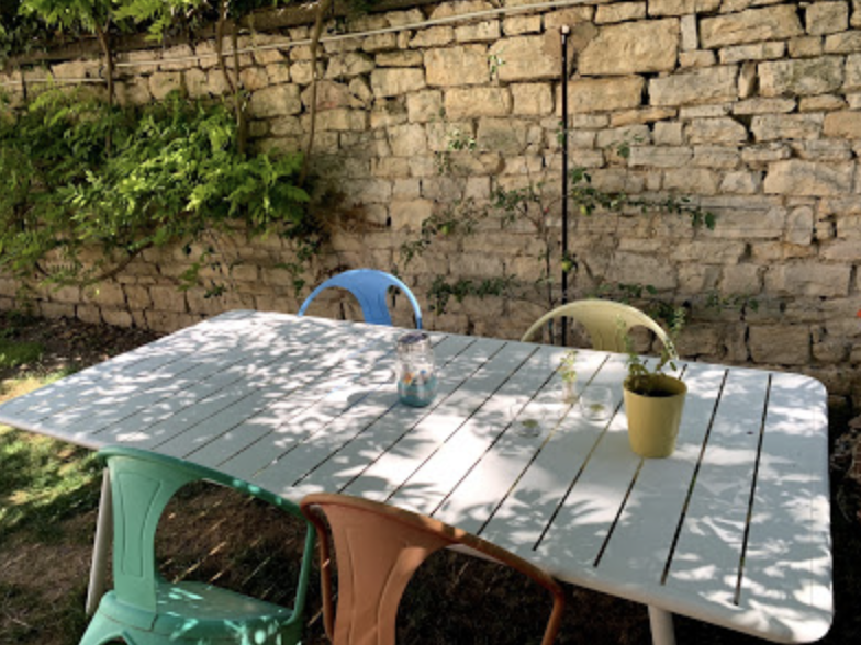 Maison atypique de plain pied en centre ville avec jardin