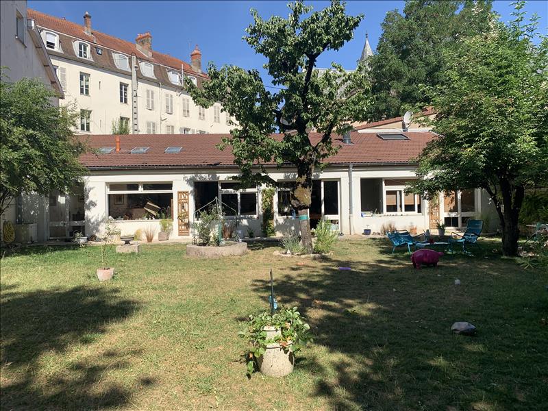 Maison atypique de plain pied en centre ville avec jardin